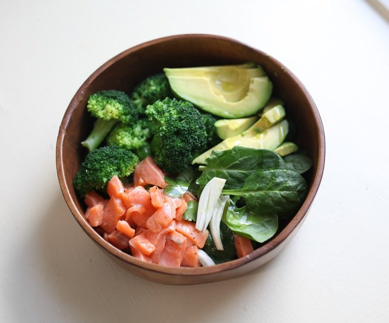 Receta EatBiotiful: Bowl de salmón y aguacate