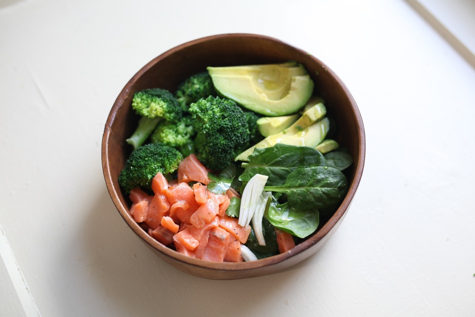 Receta EatBiotiful: Bowl de salmón y aguacate